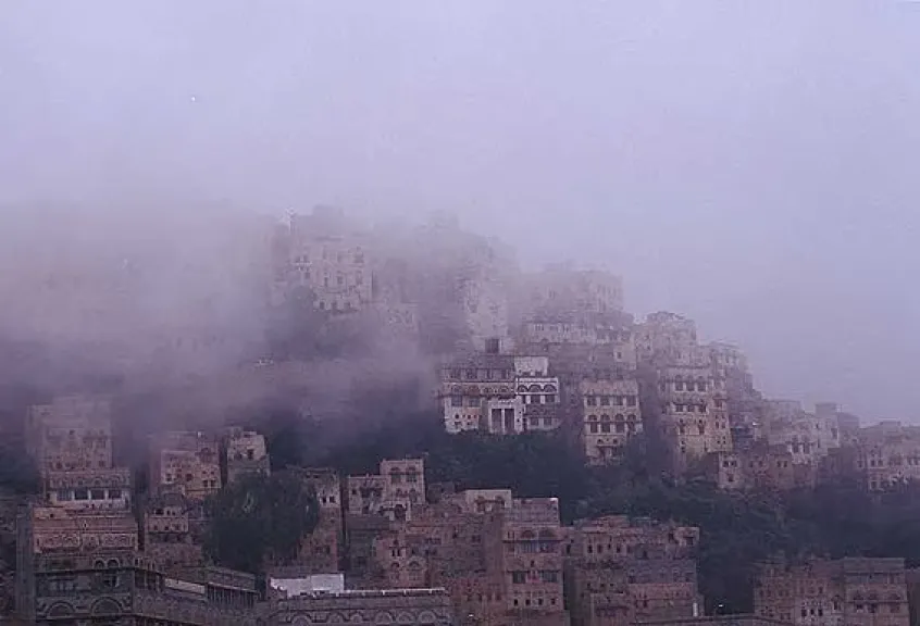 ما هي ”مدينة الضباب” اليمنية التي تشعر فيها أنك فوق السحاب صيفاً؟